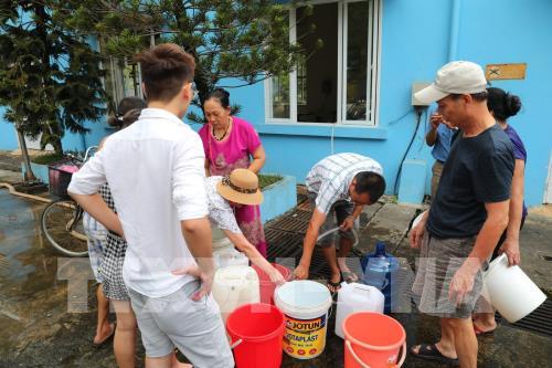 Người dân dùng mọi cách lấy nước miễn phí ở Nhà máy nước Hạ Đình