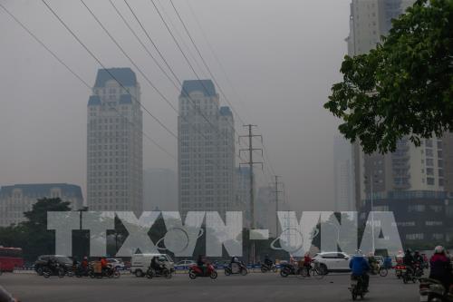 Không khí Hà Nội ô nhiễm nặng kéo dài trong ngày, người dân hạn chế ra ngoài