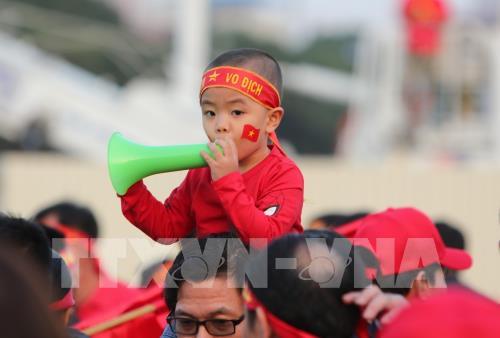 Cổ động viên "tiếp lửa" trước trận Việt Nam - Thái Lan