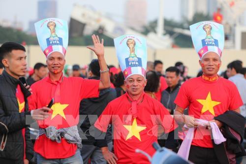 Cổ động viên "tiếp lửa" trước trận Việt Nam - Thái Lan