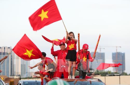 Cổ động viên "tiếp lửa" trước trận Việt Nam - Thái Lan