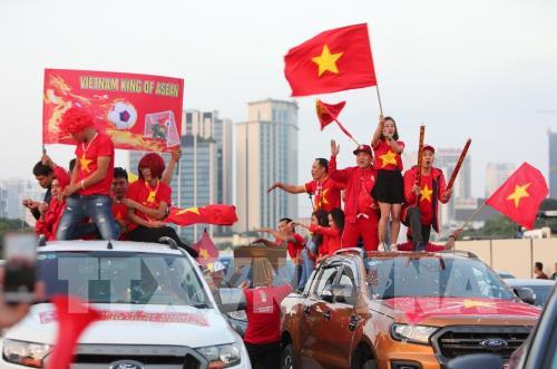 Cổ động viên "tiếp lửa" trước trận Việt Nam - Thái Lan