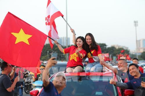 Cổ động viên "tiếp lửa" trước trận Việt Nam - Thái Lan