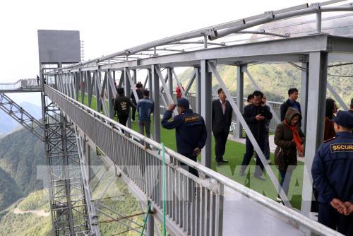 Lai Châu sẽ thay tấm kính bị nứt ở Khu du lịch Cầu kính Rồng Mây 