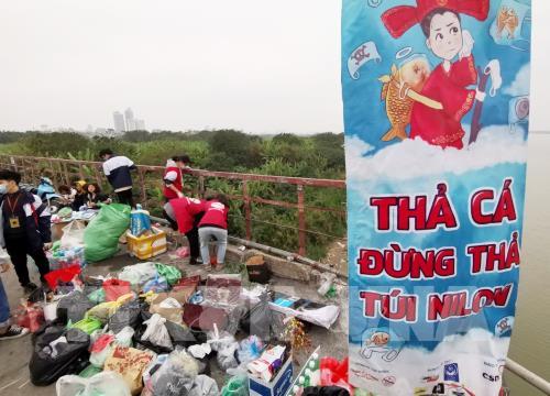 Thả cá chép ngày ông Táo - nét đẹp văn hóa của người Việt