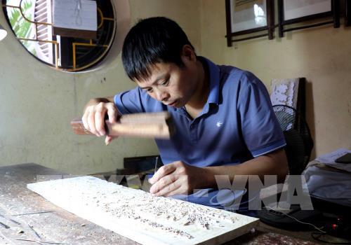 Người dân khắp nơi tìm về Đông Hồ mua tranh linh vật năm Canh Tý