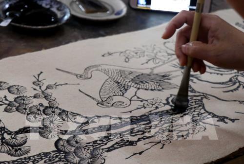 Người dân khắp nơi tìm về Đông Hồ mua tranh linh vật năm Canh Tý