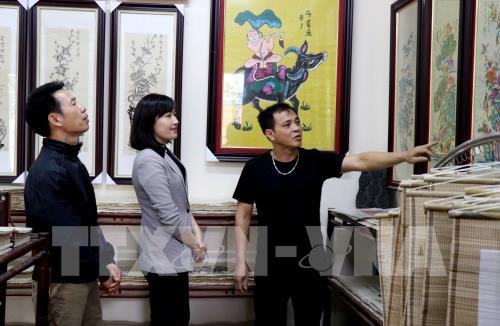 Người dân khắp nơi tìm về Đông Hồ mua tranh linh vật năm Canh Tý