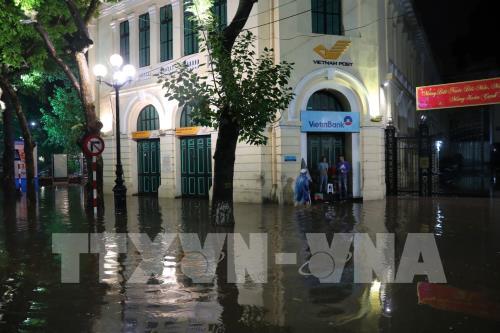 Mưa to, Bờ Hồ (Hà Nội) vắng vẻ trước thời điểm bắn pháo hoa đêm giao thừa