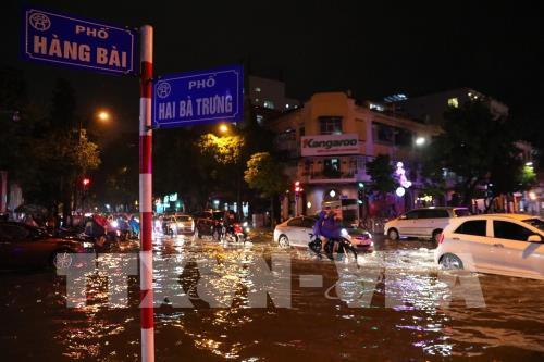 Mưa to, Bờ Hồ (Hà Nội) vắng vẻ trước thời điểm bắn pháo hoa đêm giao thừa