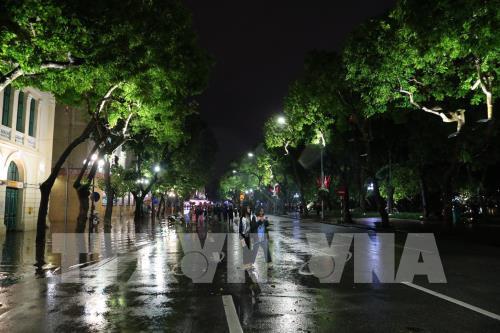 Mưa to, Bờ Hồ (Hà Nội) vắng vẻ trước thời điểm bắn pháo hoa đêm giao thừa