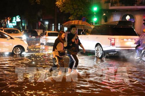 Mưa to, Bờ Hồ (Hà Nội) vắng vẻ trước thời điểm bắn pháo hoa đêm giao thừa