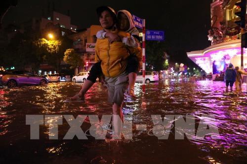 Mưa to, Bờ Hồ (Hà Nội) vắng vẻ trước thời điểm bắn pháo hoa đêm giao thừa