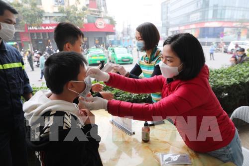 Hà Nội chung tay phát khẩu trang miễn phí cho người dân