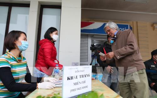 Hà Nội chung tay phát khẩu trang miễn phí cho người dân