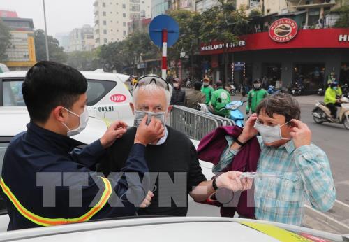 Hà Nội chung tay phát khẩu trang miễn phí cho người dân