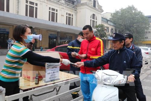 Hà Nội chung tay phát khẩu trang miễn phí cho người dân