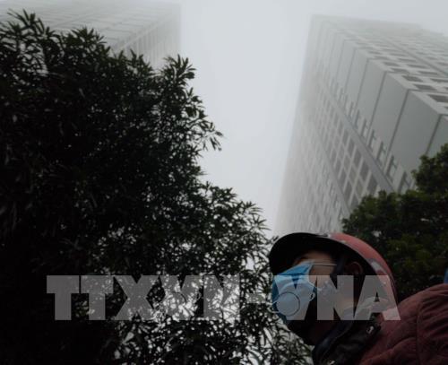 Phố phường Hà Nội chìm trong sương mù