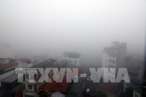 Phố phường Hà Nội chìm trong sương mù