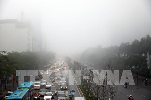 Phố phường Hà Nội chìm trong sương mù