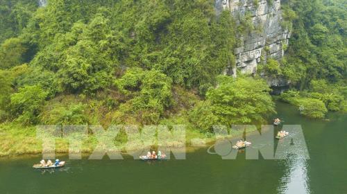 Du lịch Việt Nam: Ngắm non nước hữu tình Tràng An khi vào xuân