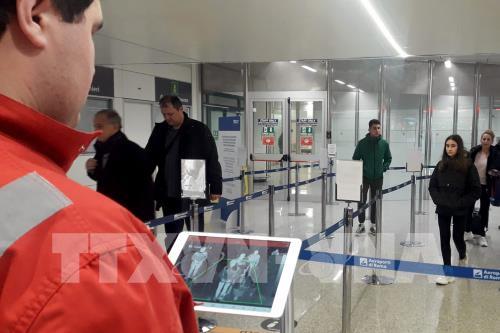 Italy cấm sử dụng khoang hành lý xách tay trên máy bay