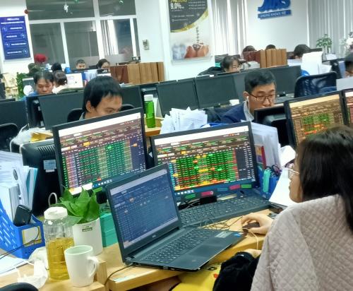 Thông tin hỗ trợ xuất hiện thúc đẩy thị trường chứng khoán phục hồi