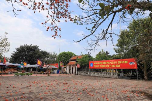 Tháng ba hoa gạo nở