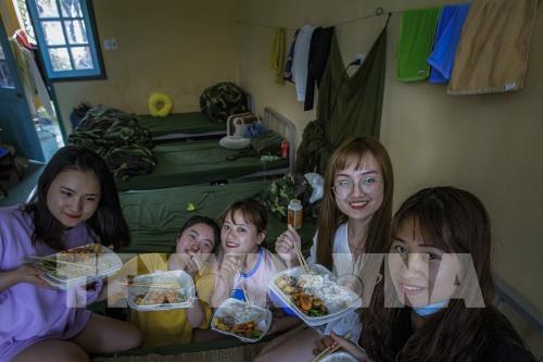 Dịch COVID-19: Ấm áp tình quân dân tại khu cách ly trường Quân sự tỉnh Hòa Bình