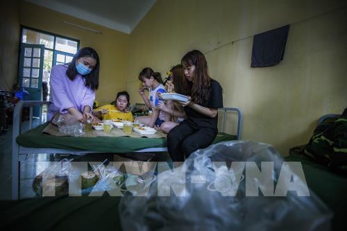 Dịch COVID-19: Ấm áp tình quân dân tại khu cách ly trường Quân sự tỉnh Hòa Bình