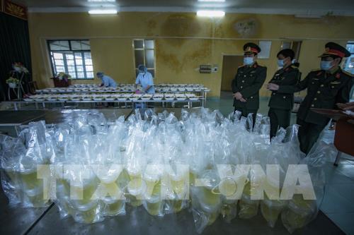 Dịch COVID-19: Ấm áp tình quân dân tại khu cách ly trường Quân sự tỉnh Hòa Bình