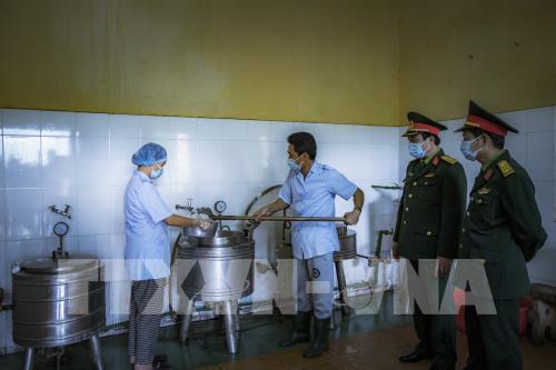 Dịch COVID-19: Ấm áp tình quân dân tại khu cách ly trường Quân sự tỉnh Hòa Bình