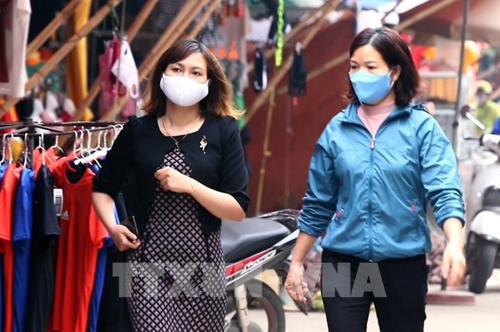 Người dân thực hiện nghiêm việc đeo khẩu trang nơi công cộng