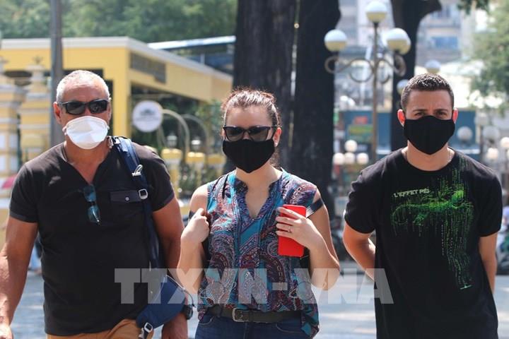 Người dân thực hiện nghiêm việc đeo khẩu trang nơi công cộng