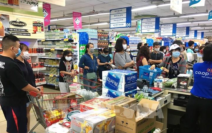 Người dân thực hiện nghiêm việc đeo khẩu trang nơi công cộng