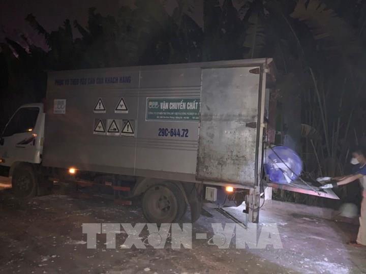 Xác định được đối tượng đổ chất thải nghi độc hại xuống sông Hồng