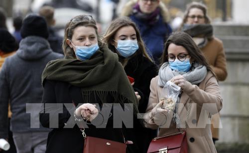 Anh bổ sung máy thở và nhân viên y tế từ bệnh viên tư để ứng phó với dịch COVID-19