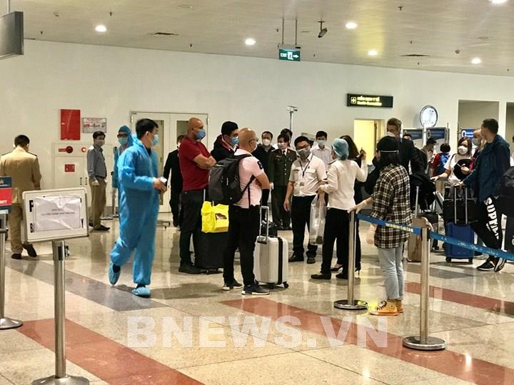 Gần 1.200 khách quốc tế từ vùng dịch về Hà Nội trong ngày 20/3