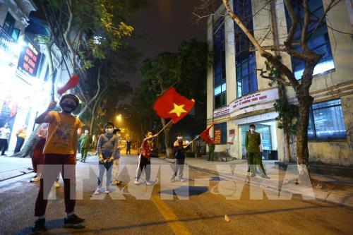 Dịch COVID-19: Người dân phố Trúc Bạch vui mừng  sau khi lệnh cách ly được dỡ bỏ