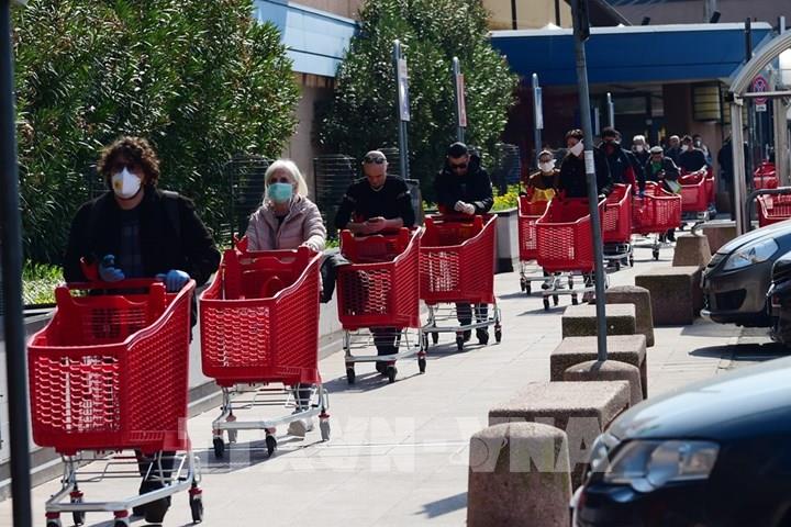 Xếp hàng an toàn thời COVID-19