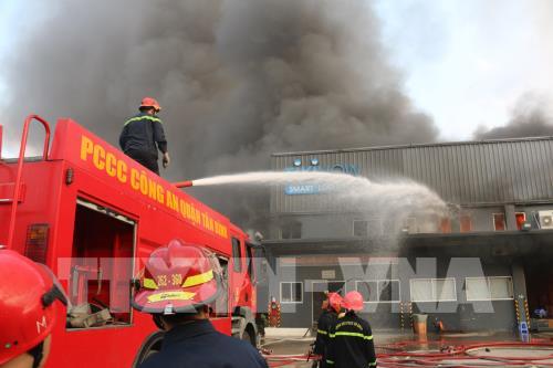 Tp. Hồ Chí Minh: Cháy lớn tại kho hàng tiêu dùng