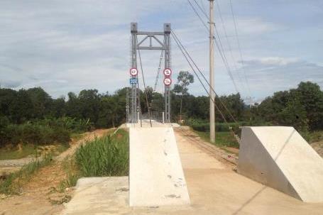 Cầu treo Khe Tây chưa hiệu quả vì thiếu đường dẫn