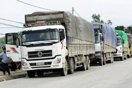 Hàng hóa thông quan qua Lào Cai vẫn "gặp khó"