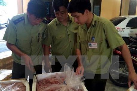 Buộc thôi việc kiểm dịch viên bỏ lọt xe chở lợn bệnh