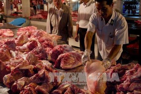 Công nhân đề nghị kiểm soát giá trước việc tăng lương