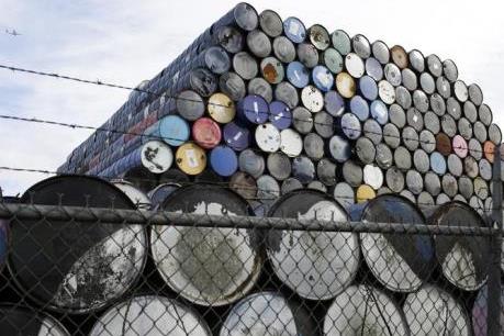 Giá dầu thế giới gần chạm ngưỡng 50 USD/thùng