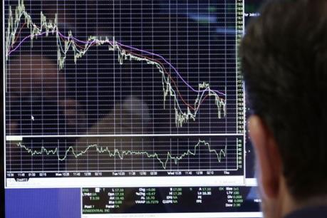 Dòng tiền vẫn đứng ngoài, VN-Index giảm nhẹ