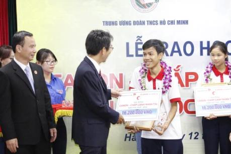 Canon trao học bổng cho học sinh, sinh viên xuất sắc