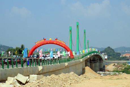 Thông xe kỹ thuật cầu 17-10 bắc qua sông Kỳ Cùng