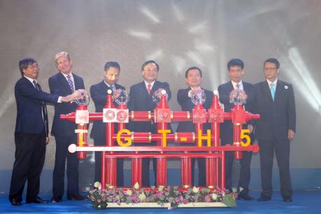 Đón dòng dầu khí đầu tiên từ Giàn đầu giếng H5 mỏ Tê giác trắng